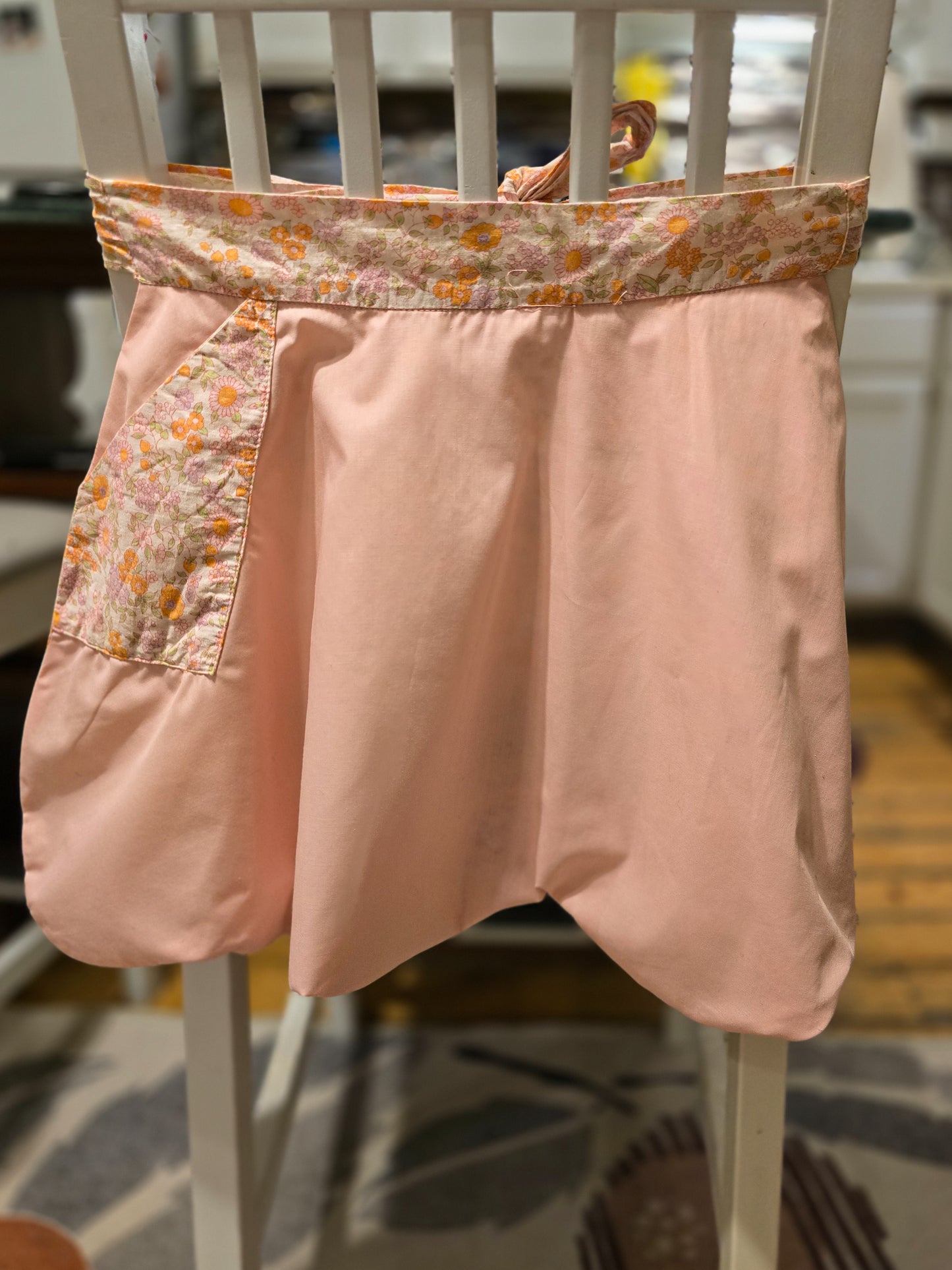 Double-sided Vintage Floral Scalloped Waist Apron with small pocket