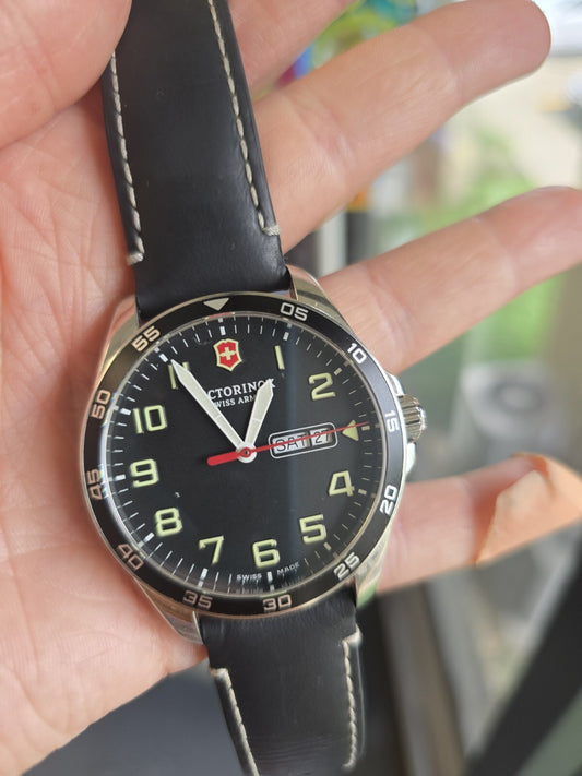 Victorinox Swiss Army Fieldforce Watch Men 41mm White dial Steel Daydate New Bat