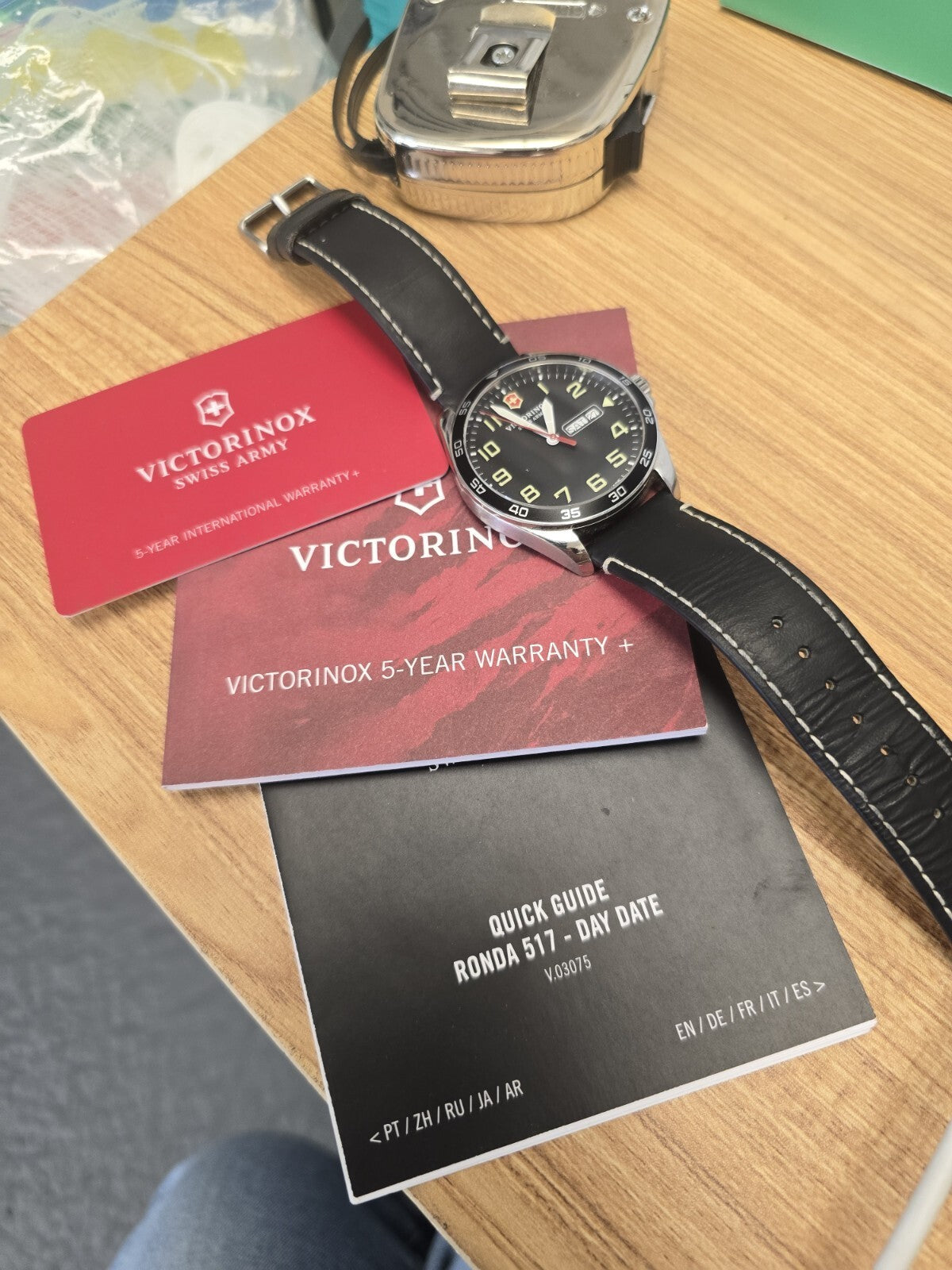 Victorinox Swiss Army Fieldforce Watch Men 41mm White dial Steel Daydate New Bat